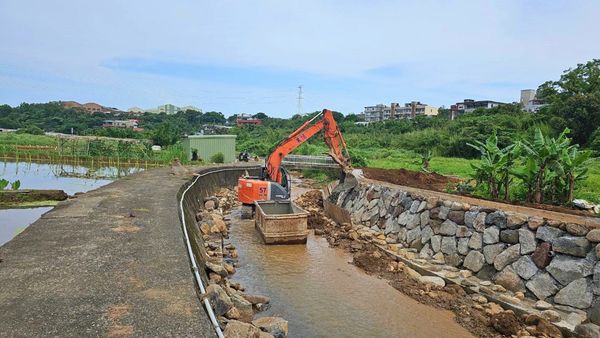 ▲淡水12處護岸全面加固 防洪韌性大進化。（圖／新北市水利局提供）