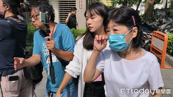 ▲▼柯文哲妻子陳佩琪4日到台北地院旁聽丈夫開庭，滿臉傷心神色。（圖／記者黃哲民攝）