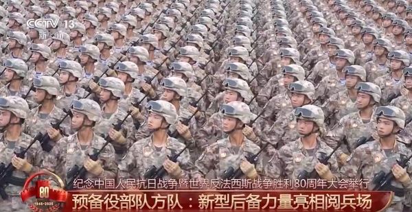 ▲▼解放軍全軍8個軍兵種的預備役人員也加入大閱兵，佩戴各類顏色軍旗臂章和銀白色軍銜。（圖／翻攝自央視）