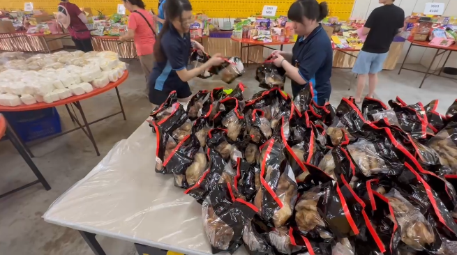 ▲▼鹿港地藏王廟普度嬰靈　供上好市多2800隻「雞腿山」原因曝光。（圖／記者唐詠絮翻攝）