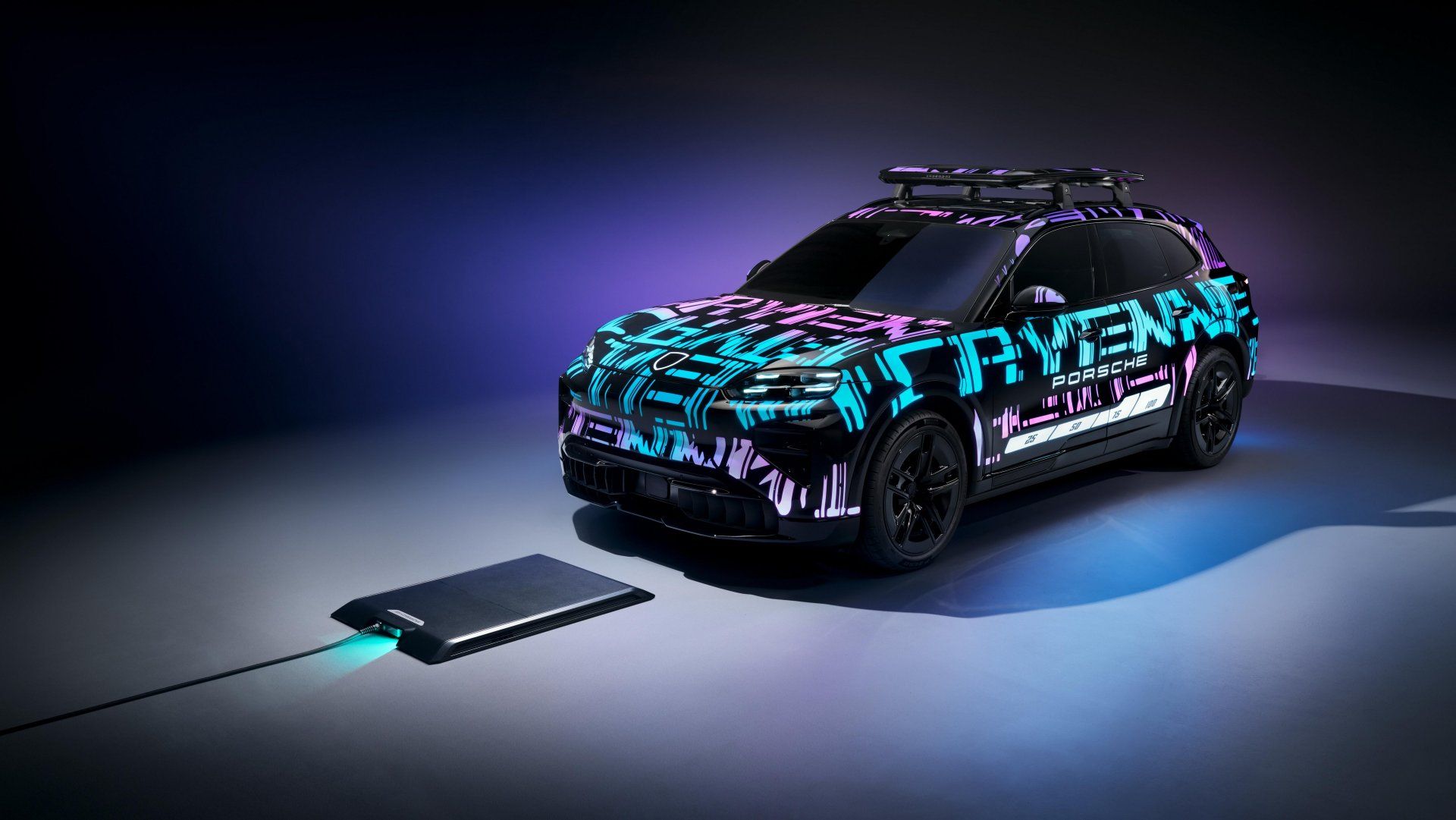 ▲保時捷電動Cayenne有無線充電。（圖／翻攝自Porsche）