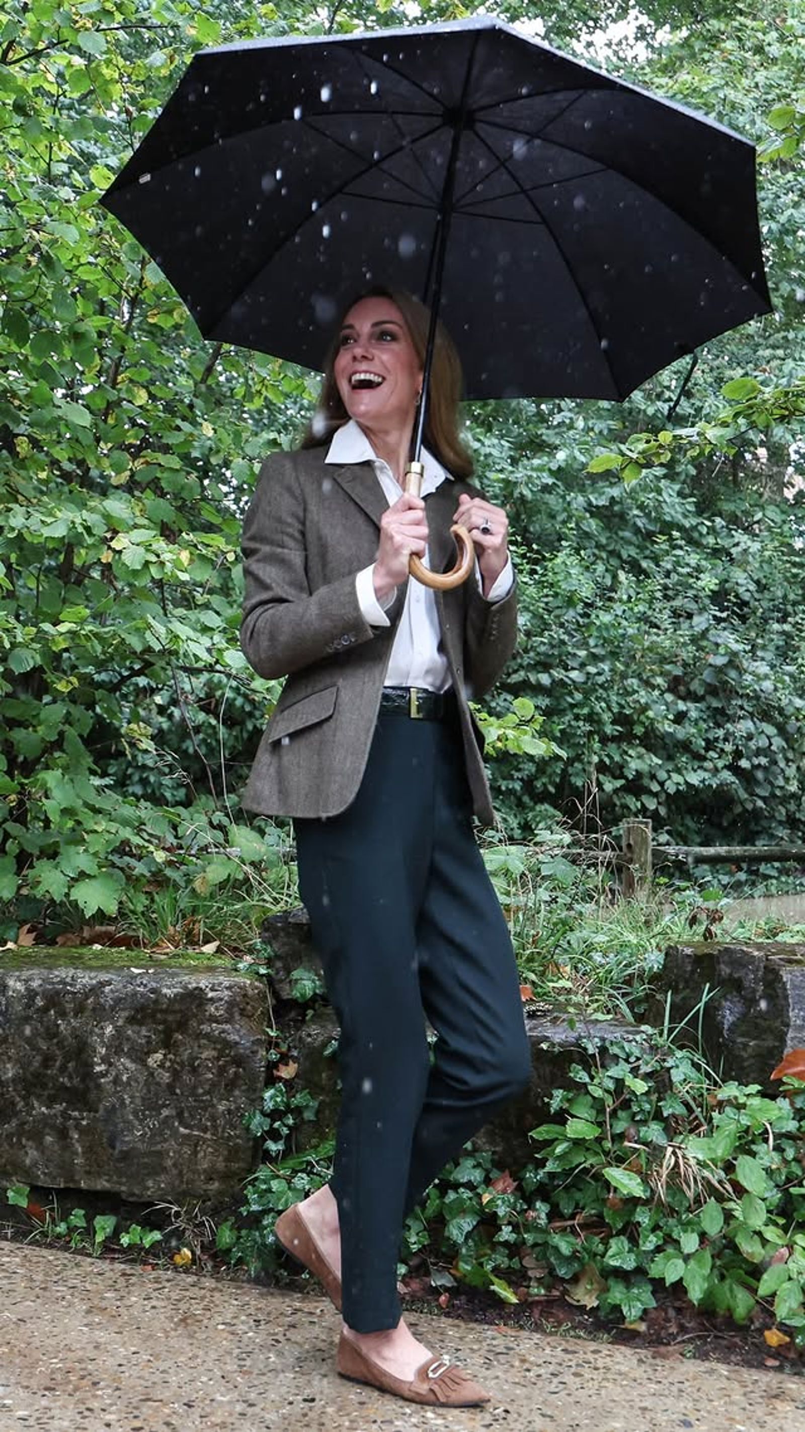 參訪現場下起傾盆大雨，凱特王妃衣服都淋濕了。（翻攝princeandprincessofwales IG）