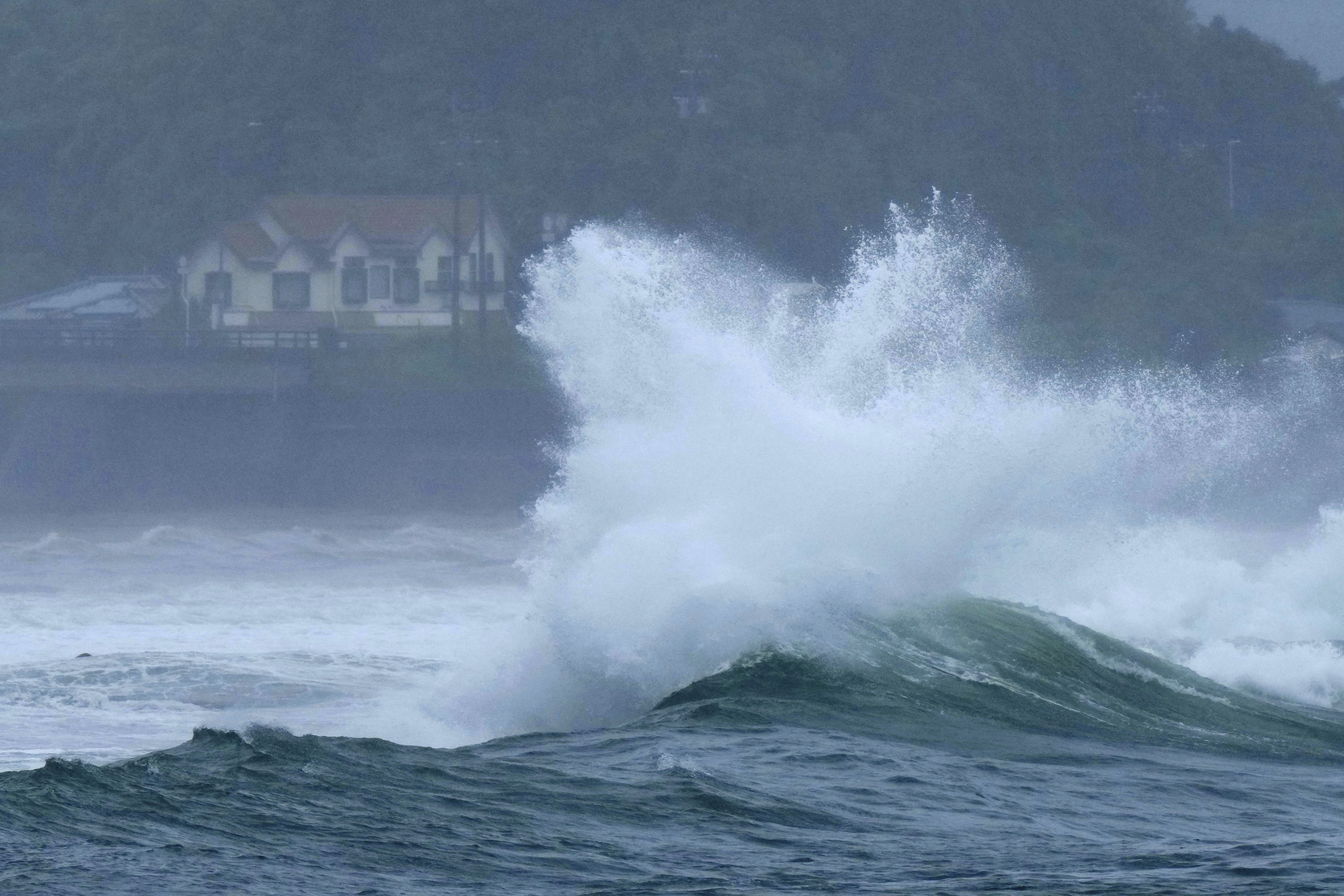 ▲▼第15號颱風「琵琶」從日本四國登陸,位於九州的宮崎縣日南市掀起巨浪。(圖/達志影像/美聯社)