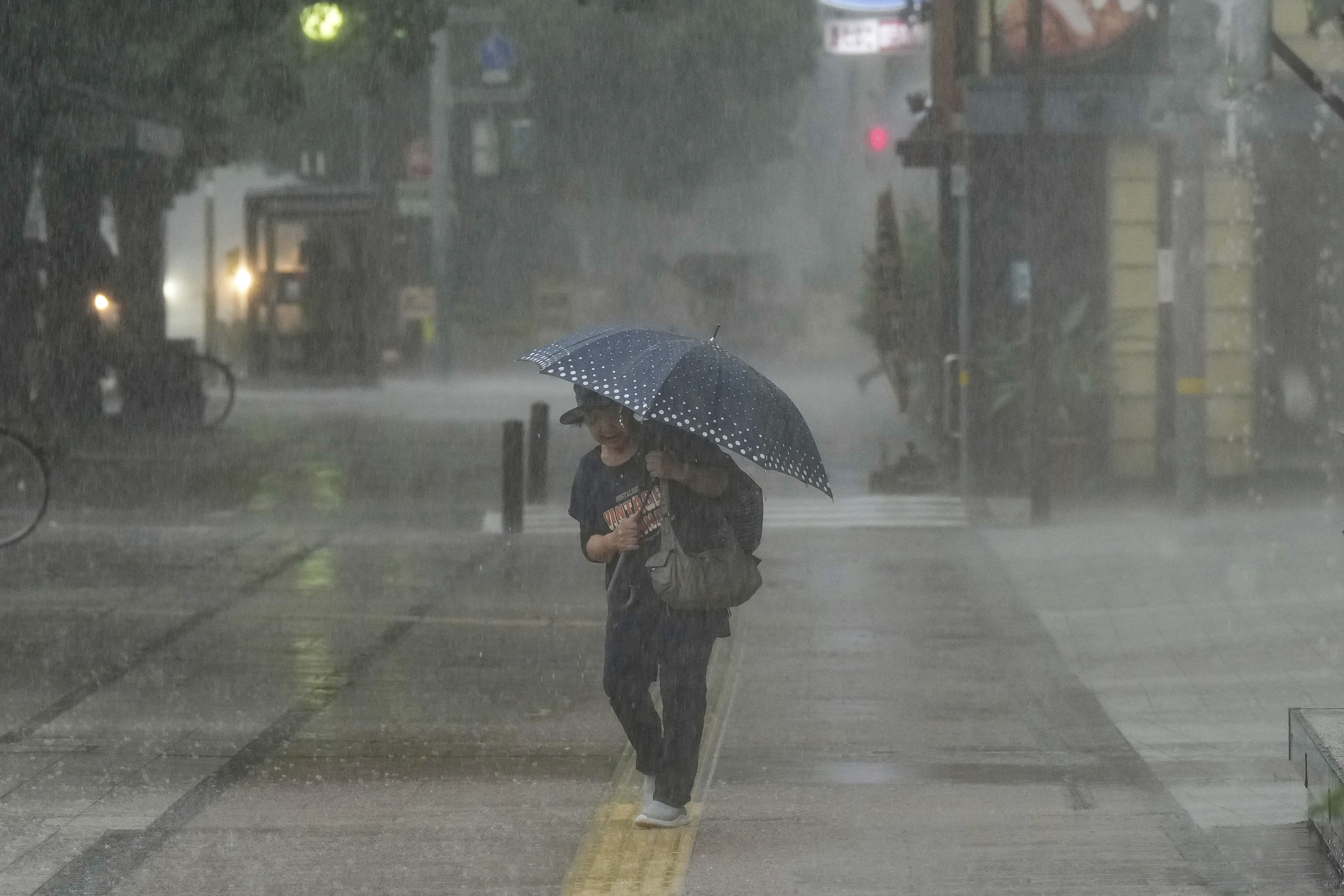 ▲▼第15號颱風「琵琶」登陸,日本宮崎縣出現暴雨。(圖/達志影像/美聯社)