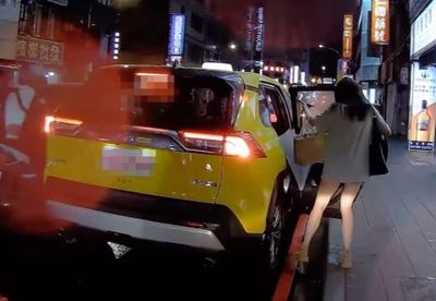 長腿妹攔車!計程車險撞機車 騎士1行為被檢討