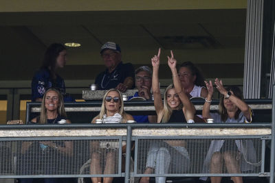 史金恩茲超正網紅女友場邊嗨翻！大谷翔平吞K瞬間興奮尖叫