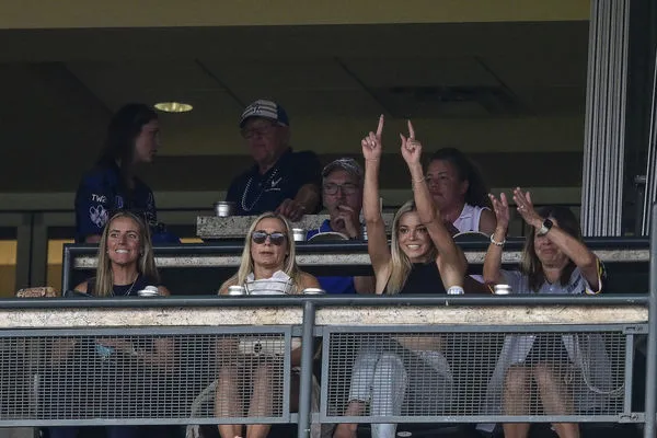 ▲ 史基恩茲（Paul Skenes）女友、體操選手兼超人氣網紅鄧（Olivia Dunne）現身觀戰，見證男友三振大谷的瞬間            。（圖／達志影像／美聯社）