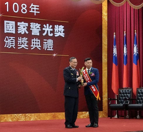 ▲▼ 黃明鐸（右）108年因偵辦重大海上毒品走私案而榮獲國家警光獎。（圖／翻攝自台東縣政府網站）