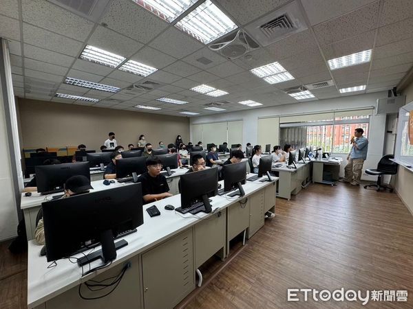 ▲台南青年陳軒立透過「產業新尖兵計畫」成功跨域轉職，實現多年程式開發夢想。（記者林東良翻攝，下同）