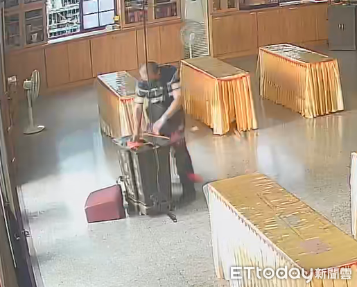 ▲▼1名慣竊在佛祖面前，撬破功德箱偷走1萬元香油錢。（圖／警方提供，下同）