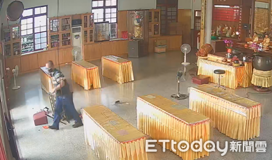 ▲▼1名慣竊在佛祖面前，撬破功德箱偷走1萬元香油錢。（圖／警方提供，下同）