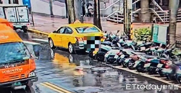 ▲▼小黃運將倒車撞倒共享機車，不爽騎士猛看手機爆口角。(圖／記者邱中岳翻攝）