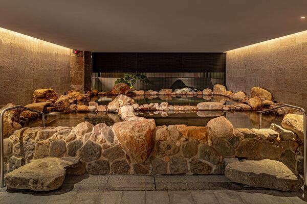 ▲晶華酒店集團祭出「入住台北晶華免費試駕BMW」專案，即日起至9月底，入住台北晶華酒店的房客，均可免費受邀試駕BMW320與420系列車款，前往北投晶泉丰旅。（圖／晶華集團提供）