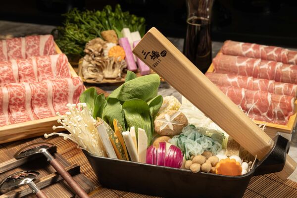 ▲晶華酒店集團祭出「入住台北晶華免費試駕BMW」專案，即日起至9月底，入住台北晶華酒店的房客，均可免費受邀試駕BMW320與420系列車款，前往北投晶泉丰旅。（圖／晶華集團提供）