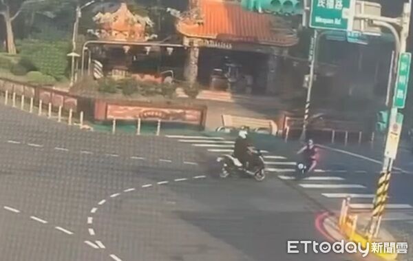 ▲蔡姓男子騎機車未禮讓直行機車逕行左轉，慘遭踫撞跌倒。（圖／中壢警分局提供、下同）