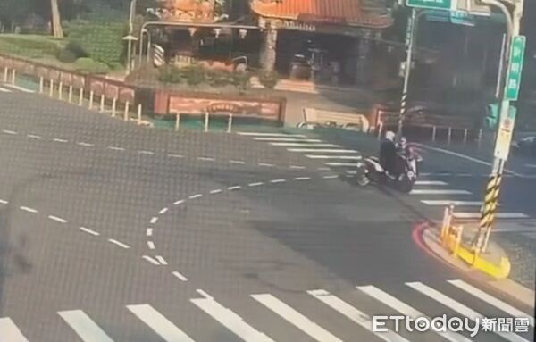 ▲蔡姓男子騎機車未禮讓直行機車逕行左轉，慘遭踫撞跌倒。（圖／中壢警分局提供、下同）