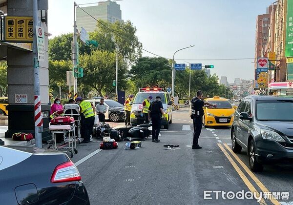 ▲▼2部機車和騎士雙雙倒地，蔡男送醫不治。（圖／中壢警分局提供）