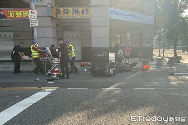 ▲▼2部機車和騎士雙雙倒地，蔡男送醫不治。（圖／中壢警分局提供）