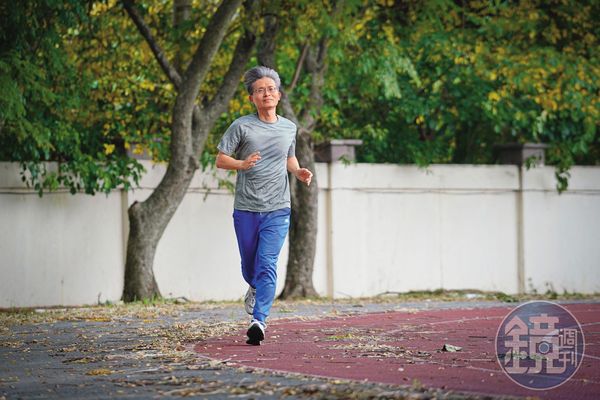 周文偉以「本益比評價法」估買點，21年來存股只進不出，累積7,500萬資產，近年輕鬆過生活，天天跑步運動。