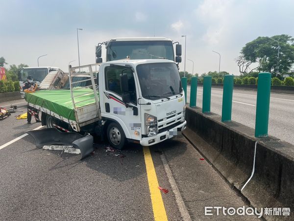▲國道8號西向台南安定段5車連環追撞，消防局趕赴現場搶救１人脫困送醫。（記者林東良翻攝，下同）