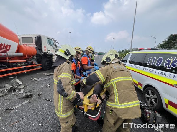 ▲國道8號西向台南安定段5車連環追撞，消防局趕赴現場搶救１人脫困送醫。（記者林東良翻攝，下同）