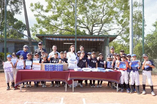 ▲富邦悍將送愛到花蓮！　李雅英為太巴塱、光復少棒球員夢想應援。（圖／富邦悍將提供）