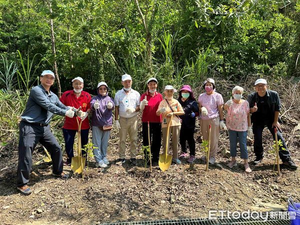 ▲嘉義分署偕志工及社區居民展開除蔓行動，清除大量小花蔓澤蘭，守護台灣生態。（記者林東良翻攝，下同）