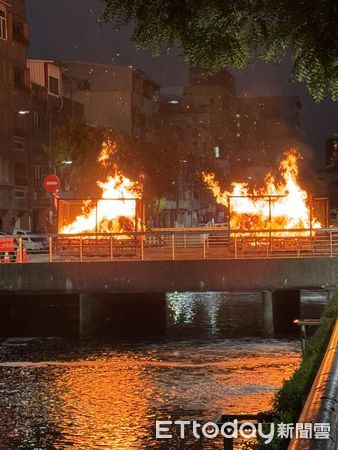 ▲▼ 中元普渡「燒過頭」？高雄橋邊金紙山烈焰沖天　誇張畫面曝。（圖／記者吳世龍攝）
