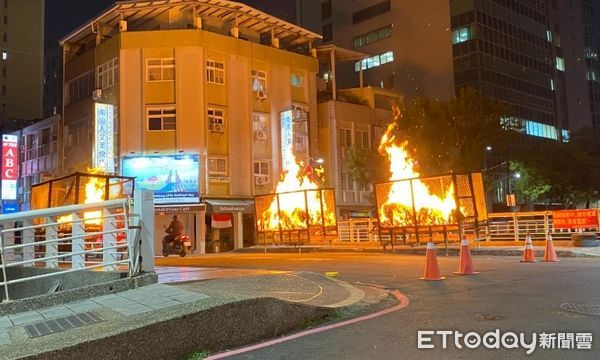 ▲▼ 中元普渡「燒過頭」？高雄橋邊金紙山烈焰沖天　誇張畫面曝。（圖／記者賴文萱翻攝）