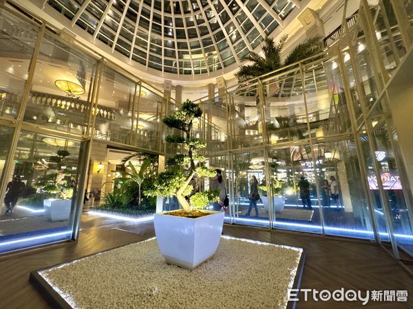 ▲信義區BELLAVITA「初心如鏡」裝置只展到9月21日。（圖／記者彭懷玉攝）