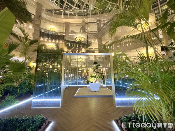 ▲信義區BELLAVITA「初心如鏡」裝置只展到9月21日。（圖／記者彭懷玉攝）