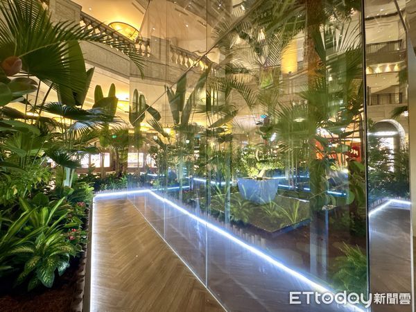 ▲信義區BELLAVITA「初心如鏡」裝置只展到9月21日。（圖／記者彭懷玉攝）