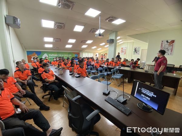 ▲台南消防第七大隊辦理EMT複訓，實務演練強化急救技能。（記者林東良翻攝，下同）