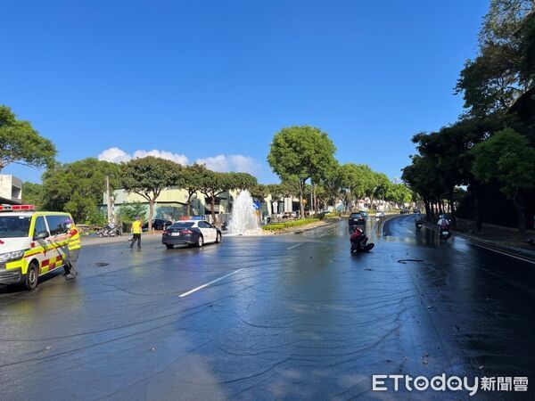 ▲王姓男子駕駛特斯拉與迴轉的機車發生碰撞，再撞斷分隔島上自來水節流閥。（圖／龜山警分局提供）