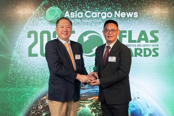 ▲陽明(香港)吳文峰總經理(右)代表陽明海運出席受獎。（圖／陽明提供）