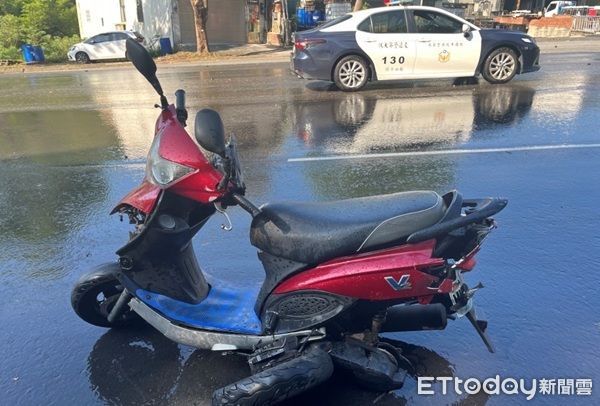 ▲▼特斯拉與機車受損，2駕駛都受傷。（圖／龜山警分局提供）