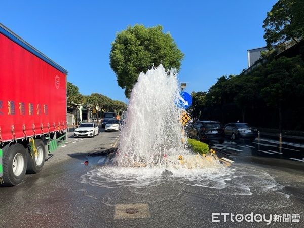 ▲導致大量自來水噴出約2公尺高。（圖／龜山警分局提供）