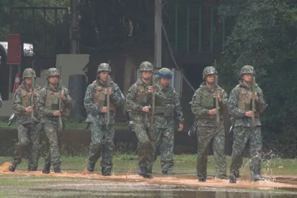 ▲▼ 傾盆大雨受訓難度高，星兵爆衝突。（圖／台視提供）