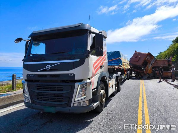 ▲▼新北市貢寮區台2線113.4公里處，今日發生一起砂石車與油罐車的碰撞事故   。（圖／記者郭世賢翻攝）