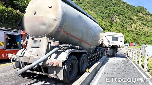 ▲▼新北市貢寮區台2線113.4公里處，今日發生一起砂石車與油罐車的碰撞事故   。（圖／記者郭世賢翻攝）