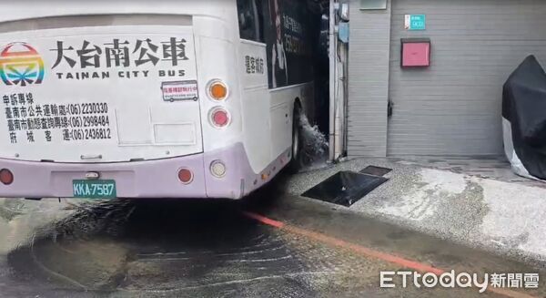 ▲台南3號公車疑失控撞上崇德、德東路口旁民宅，波及消防栓造成漏水。（記者林東良翻攝，下同）