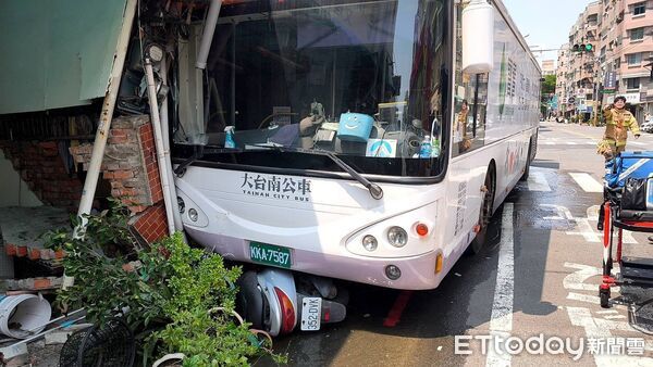 ▲台南3號公車疑失控撞上崇德、德東路口旁民宅，波及消防栓造成漏水。（記者林東良翻攝，下同）
