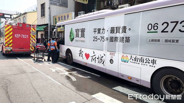 ▲台南3號公車疑失控撞上崇德、德東路口旁民宅，波及消防栓造成漏水。（記者林東良翻攝，下同）