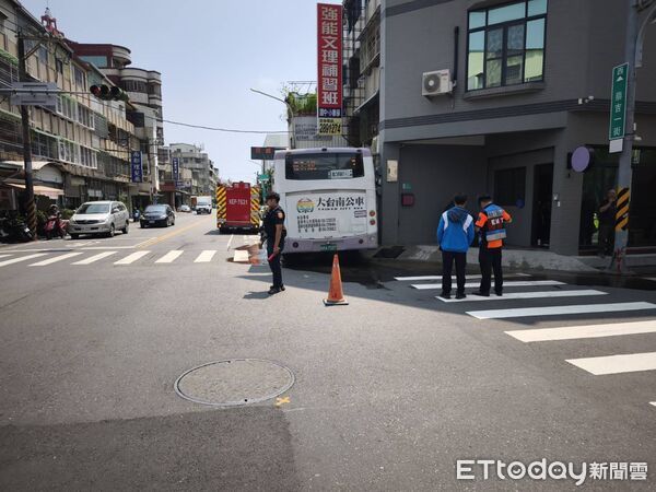 ▲台南3號公車疑失控撞上崇德、德東路口旁民宅，波及消防栓造成漏水。（記者林東良翻攝，下同）