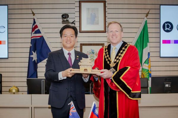 ▲代理市長邱臣遠致贈竹市東門城石雕予萊德市長Trenton Brown。（圖／新竹市政府提供）