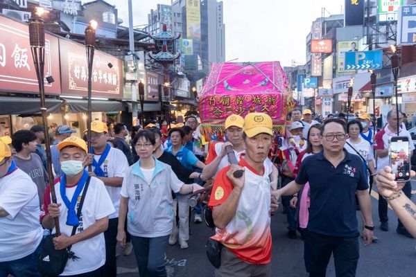 ▲2025竹塹中元城隍祭-查夜暗訪，秘書長張治祥扶轎遶境。（圖／新竹市政府提供）