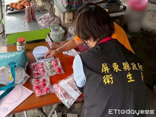▲衛生局人員抽驗中元節食品。（圖／屏東縣政府提供）