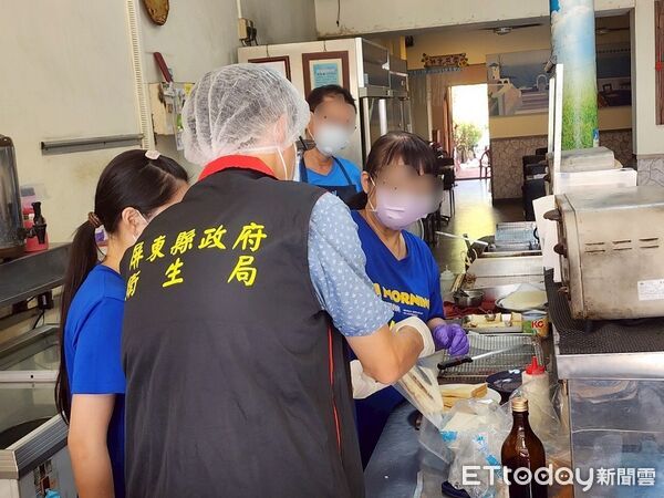 ▲衛生局人員抽驗中元節食品。（圖／屏東縣政府提供）