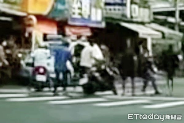 ▲斗六市雲林路昨天下午發生男子隨機搶車事件，現場路口人車眾多。（圖／記者游瓊華翻攝）
