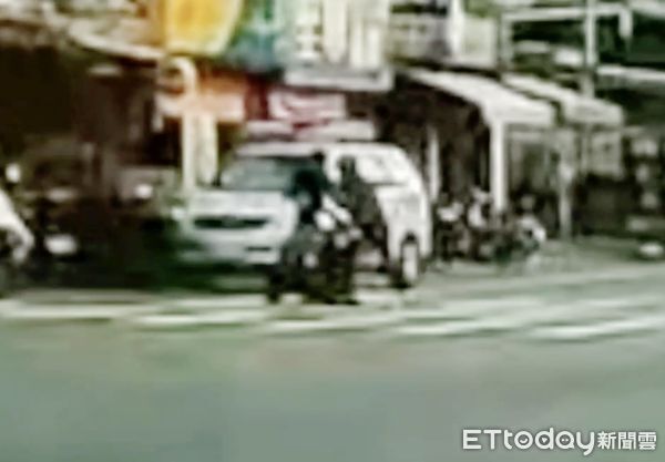 ▲斗六市雲林路昨天下午發生男子隨機搶車事件，現場路口人車眾多。（圖／記者游瓊華翻攝）